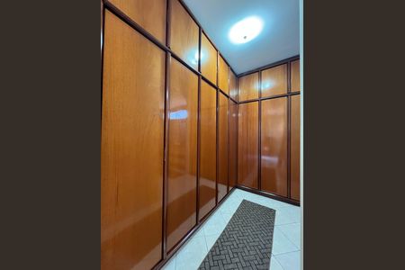 Apartamento à venda com 204m², 4 quartos e 2 vagas Apartamento à venda com 204m², 4 quartos e 2 vagasCloset da suíte