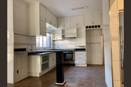 Casa para alugar com 450m², 4 quartos e 8 vagas