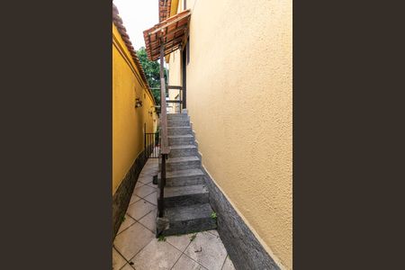Casa para alugar com 70m², 2 quartos e sem vagaÁrea comum - Escada de acesso ao imóvel