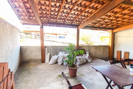 Casa à venda com 90m², 2 quartos e 2 vagas Casa à venda com 90m², 2 quartos e 2 vagasVaranda