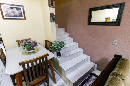 Casa à venda com 80m², 2 quartos e 2 vagas Casa à venda com 80m², 2 quartos e 2 vagasEscada acesso quartos
