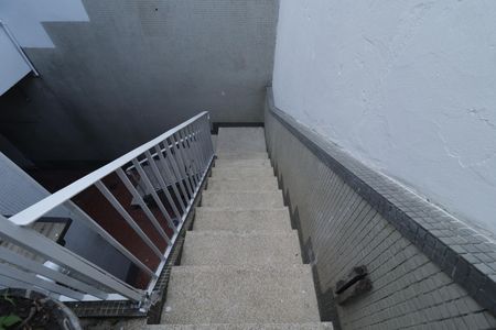 Casa para alugar com 180m², 2 quartos e 1 vagaEscadas de acesso