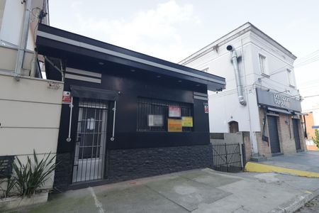 Casa para alugar com 180m², 2 quartos e 1 vaga Casa para alugar com 180m², 2 quartos e 1 vagaFachada