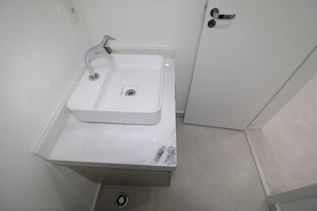 Banheiro de kitnet/studio para alugar com 1 quarto, 28m² em Santana, São Paulo
