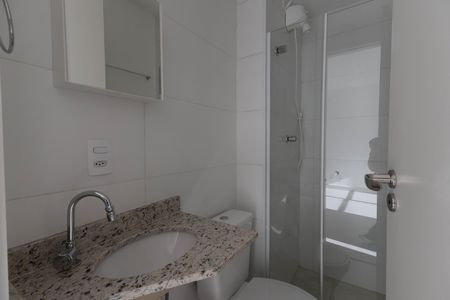 Banheiro de kitnet/studio para alugar com 1 quarto, 27m² em Vila Mazzei, São Paulo