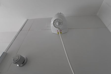 Banheiro de kitnet/studio para alugar com 1 quarto, 27m² em Vila Mazzei, São Paulo
