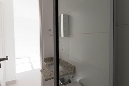 Banheiro de kitnet/studio para alugar com 1 quarto, 27m² em Vila Mazzei, São Paulo