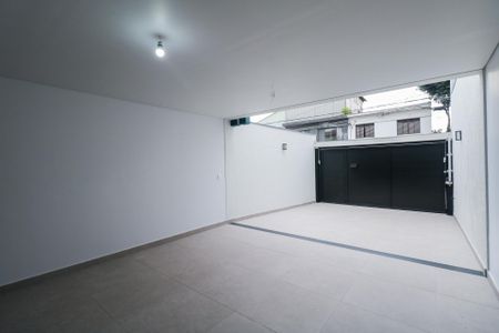 Casa à venda com 219m², 3 quartos e 4 vagas Casa à venda com 219m², 3 quartos e 4 vagasGaragem