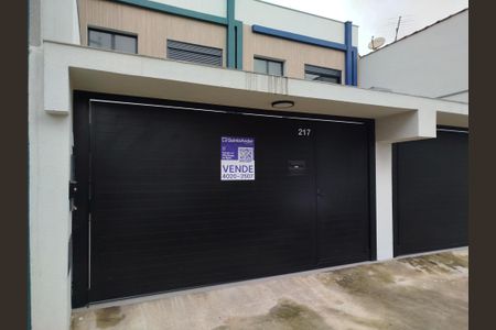 Casa à venda com 219m², 3 quartos e 4 vagas Casa à venda com 219m², 3 quartos e 4 vagasFachada+Placa