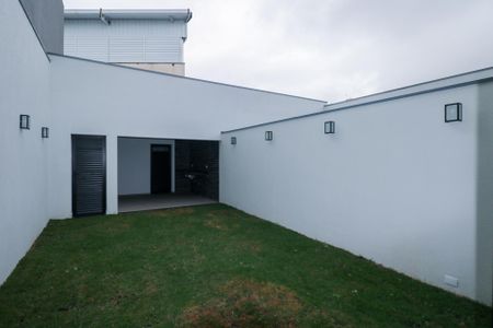 Casa à venda com 219m², 3 quartos e 4 vagas Casa à venda com 219m², 3 quartos e 4 vagasQuintal