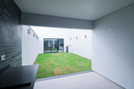 Casa à venda com 219m², 3 quartos e 4 vagas Casa à venda com 219m², 3 quartos e 4 vagasQuintal
