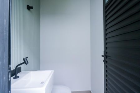 Casa à venda com 219m², 3 quartos e 4 vagas Casa à venda com 219m², 3 quartos e 4 vagasBanheiro da Área de Serviço