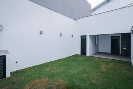 Casa à venda com 219m², 3 quartos e 4 vagas Casa à venda com 219m², 3 quartos e 4 vagasQuintal