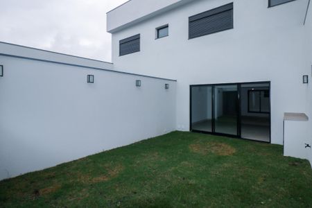 Casa à venda com 219m², 3 quartos e 4 vagas Casa à venda com 219m², 3 quartos e 4 vagasQuintal