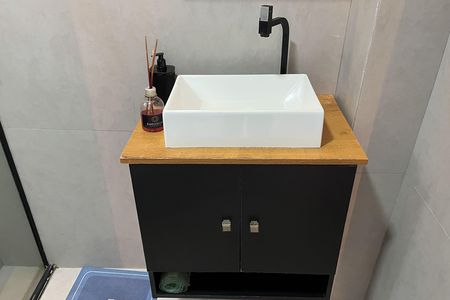 Banheiro de apartamento para alugar com 1 quarto, 50m² em Gonzaga, Santos