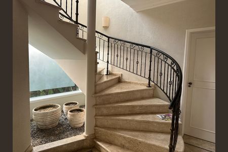 Acesso ao piso superior de casa de condomínio à venda com 4 quartos, 411m² em Residencial 18 do Forte, Santana de Parnaíba
