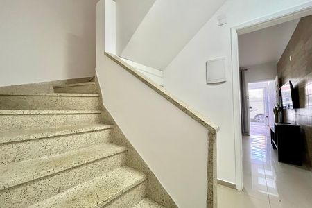 Casa à venda com 110m², 2 quartos e 1 vagaEscada
