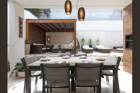 Casa de condomínio para alugar com 324m², 4 quartos e 4 vagas Casa de condomínio para alugar com 324m², 4 quartos e 4 vagasÁrea externa