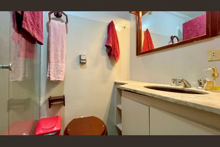 Apartamento à venda com 160m², 3 quartos e 1 vaga Apartamento à venda com 160m², 3 quartos e 1 vagaBanheiro da Suíte 1