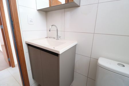 Banheiro Social de apartamento para alugar com 2 quartos, 55m² em Shopping Park, Uberlândia