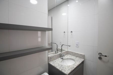 Banheiro  de apartamento para alugar com 2 quartos, 45m² em Vila Mazzei, São Paulo