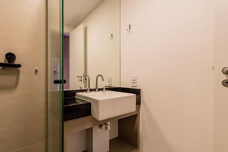 Banheiro de kitnet/studio para alugar com 1 quarto, 26m² em Santo Amaro, São Paulo