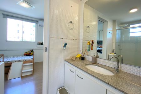 Casa de condomínio à venda com 115m², 3 quartos e 2 vagas Casa de condomínio à venda com 115m², 3 quartos e 2 vagasBanheiro das Semisuites