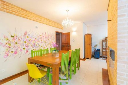 Casa de condomínio à venda com 472m², 4 quartos e 3 vagas