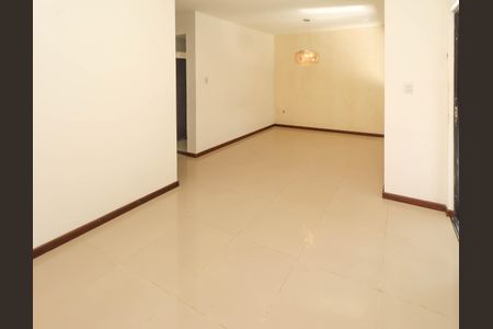 Casa de condomínio para alugar com 300m², 3 quartos e 2 vagas