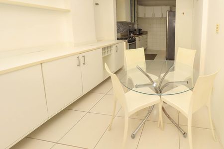 Casa de condomínio para alugar com 300m², 3 quartos e 2 vagas