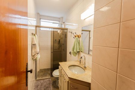 Apartamento à venda com 224m², 4 quartos e 2 vagas Apartamento à venda com 224m², 4 quartos e 2 vagasBanheiro Social
