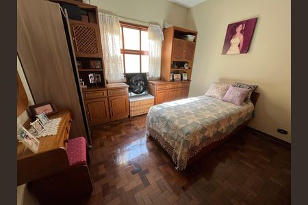 Casa à venda com 405m², 6 quartos e 3 vagas Casa à venda com 405m², 6 quartos e 3 vagasQuarto 4
