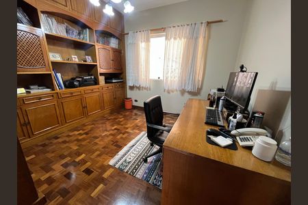 Casa à venda com 405m², 6 quartos e 3 vagas Casa à venda com 405m², 6 quartos e 3 vagasQuarto 1