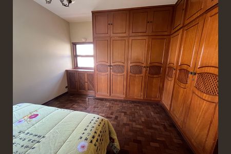 Casa à venda com 405m², 6 quartos e 3 vagas Casa à venda com 405m², 6 quartos e 3 vagasQuarto 2