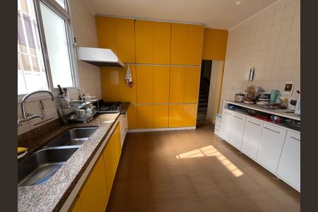 Casa à venda com 405m², 6 quartos e 3 vagas Casa à venda com 405m², 6 quartos e 3 vagasCozinha