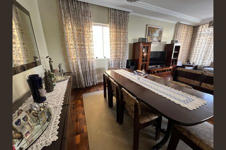 Casa à venda com 405m², 6 quartos e 3 vagas Casa à venda com 405m², 6 quartos e 3 vagasSala de Jantar