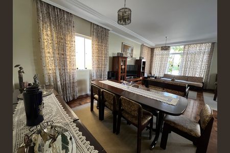 Casa à venda com 405m², 6 quartos e 3 vagas Casa à venda com 405m², 6 quartos e 3 vagasSala de jantar