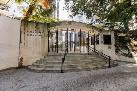 Apartamento à venda com 290m², 4 quartos e 3 vagas Apartamento à venda com 290m², 4 quartos e 3 vagasFachada e portaria