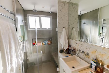 Apartamento à venda com 290m², 4 quartos e 3 vagas Apartamento à venda com 290m², 4 quartos e 3 vagasBanheiro da Suíte