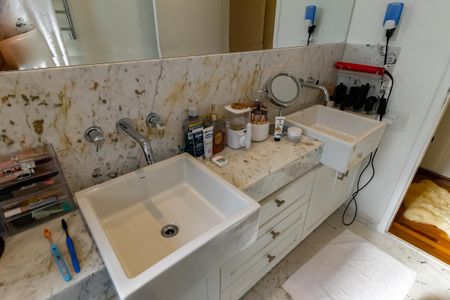 Apartamento à venda com 290m², 4 quartos e 3 vagas Apartamento à venda com 290m², 4 quartos e 3 vagasBanheiro da Suíte