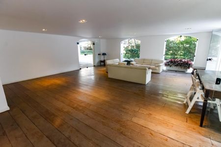 Apartamento à venda com 290m², 4 quartos e 3 vagas Apartamento à venda com 290m², 4 quartos e 3 vagasÁrea comum - Salão de festas
