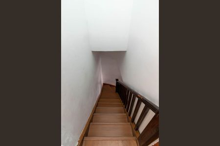 Casa à venda com 109m², 2 quartos e 2 vagasEscada