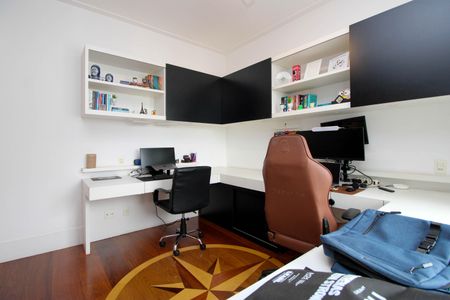 Apartamento para alugar com 210m², 3 quartos e 3 vagas Apartamento para alugar com 210m², 3 quartos e 3 vagasEscritório