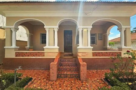 Casa à venda com 159m², 2 quartos e 6 vagas