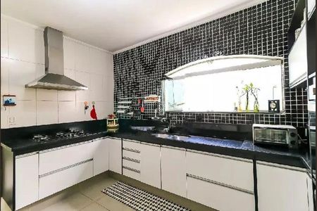Casa à venda com 270m², 4 quartos e 3 vagas