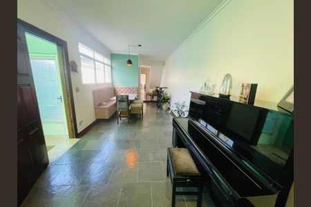 Casa à venda com 230m², 3 quartos e 2 vagas
