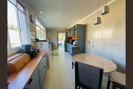 Casa à venda com 3 quartos, 230m² em Vila Indiana, São Paulo