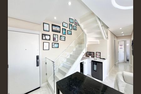 Apartamento à venda com 105m², 2 quartos e 2 vagas Apartamento à venda com 105m², 2 quartos e 2 vagasEscada