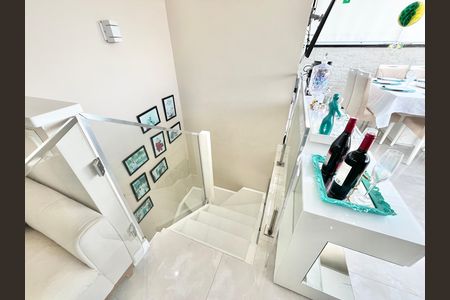 Apartamento à venda com 105m², 2 quartos e 2 vagas Apartamento à venda com 105m², 2 quartos e 2 vagasEscada
