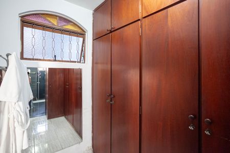 Casa à venda com 360m², 4 quartos e 3 vagas Casa à venda com 360m², 4 quartos e 3 vagasCloset da suíte
